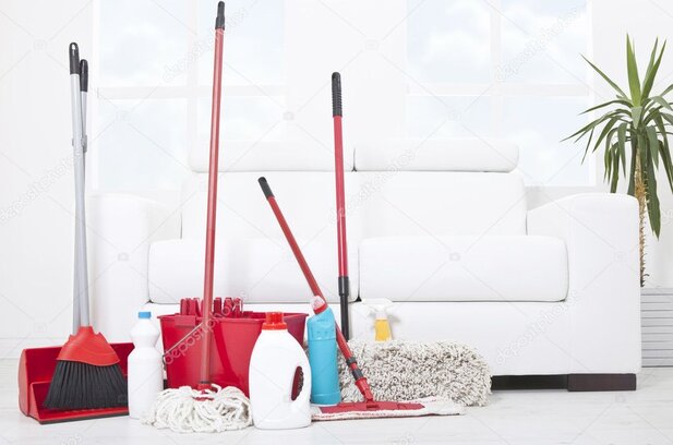 Productos desinfectantes de limpieza para uso hogareño sobre una mesa