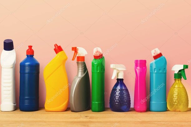 Envases de productos de limpieza de marca propia junto a una piscina