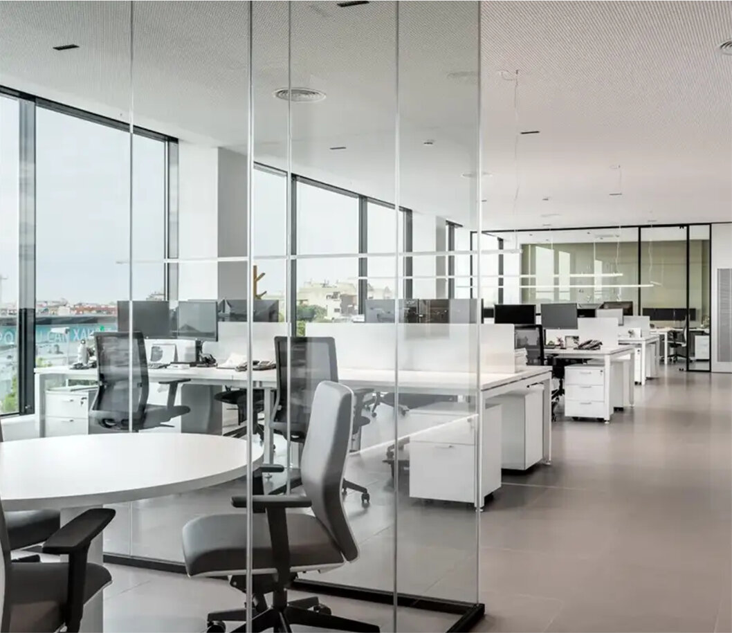 Edificio institucional con espacios limpios y ordenados