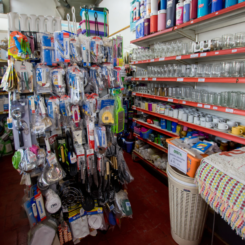 Artículos de bazar exhibidos en una tienda